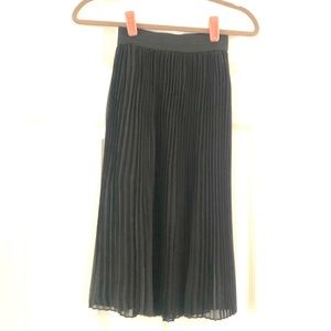 Charlotte Russe XS Black pleated midi skirt